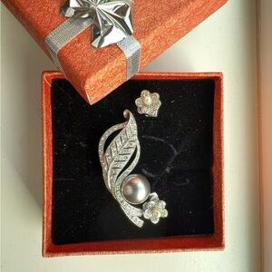 Elegant silver and pearl brooch set